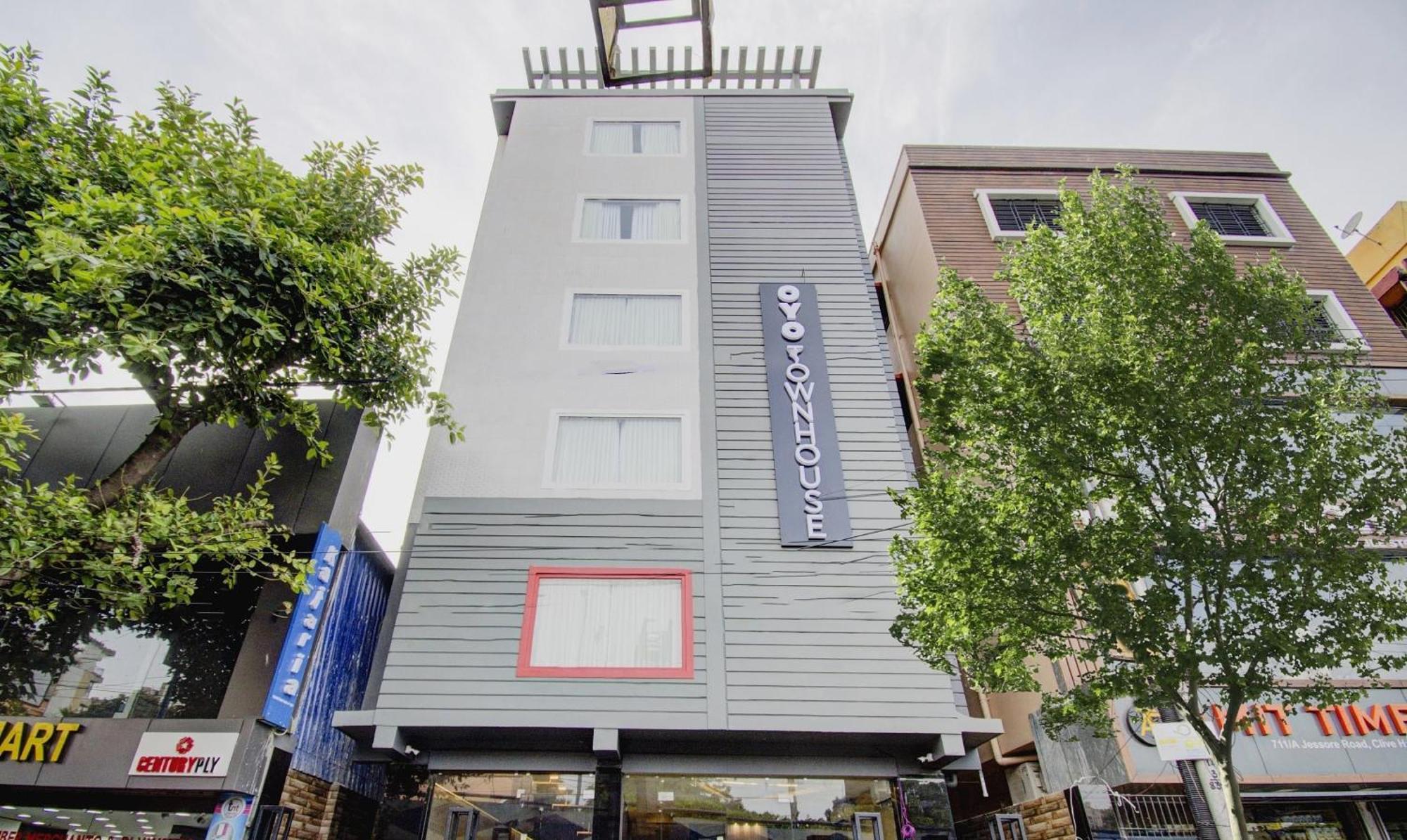 Hotel Super Townhouse Gokul Regency Near Dum Dum Metro Station 4*